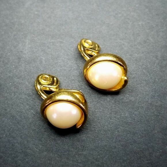 Vintage Signed Monet Faux Pearl Gold-tone Clip On Earrings - Picture 2 of 6